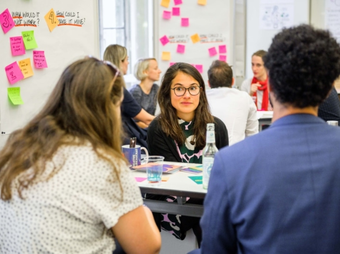 Menschen nehmen an einem Workshop teil