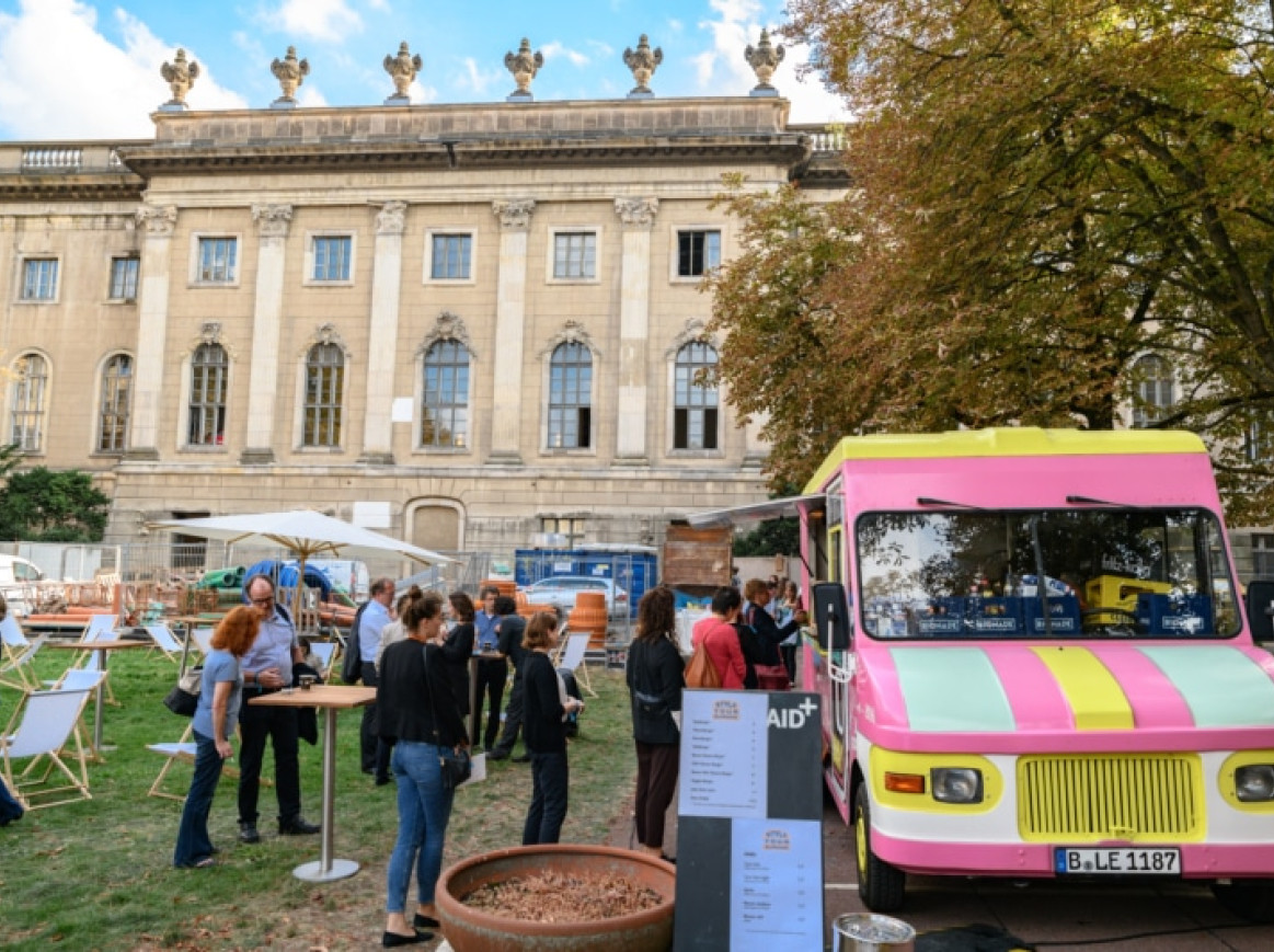  Foodtruck außerhalb des Festivalgeländes und Menschen, die draußen stehen